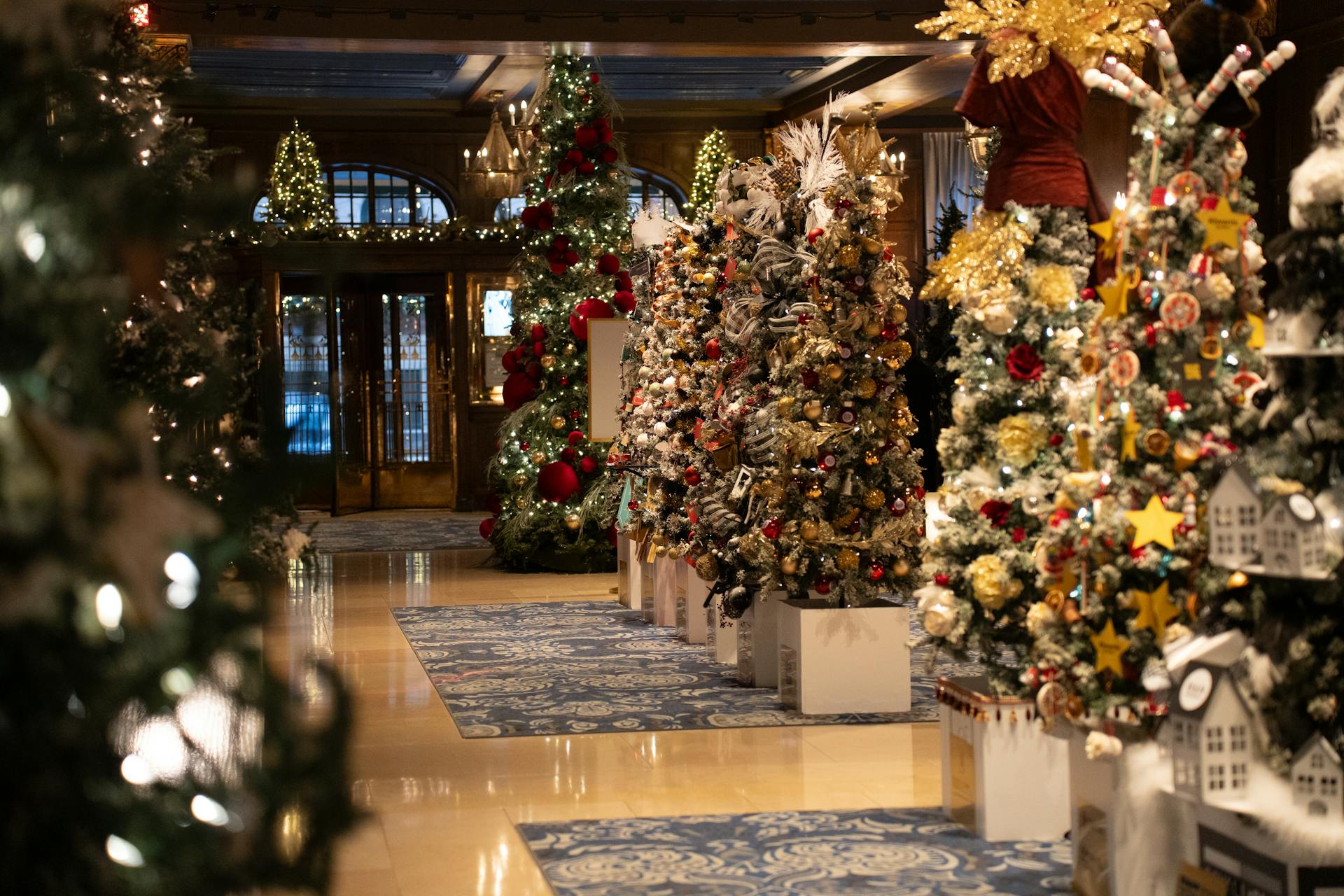 Festive Fragrance Design: How Hotels Use Scent to Elevate Holiday Decor